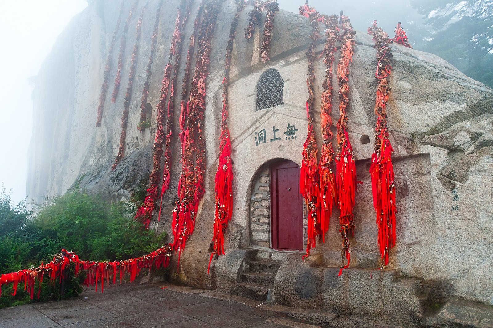 Huashan's Plank Road: China's Most Terrifying Footpath 4 Granite peaks of Mount Hua rising above the Weinan plain in Shaanxi