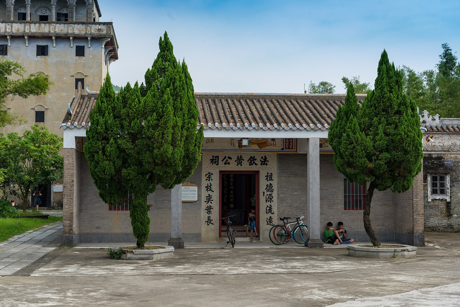 Village ancestral hall with a diaolou tower behind it in Majianglong, Kaiping